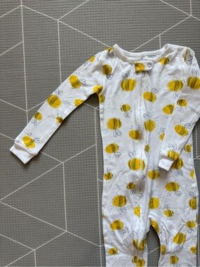 Carters|Baby girl/toddler White One-Piece footless  Pajamas,Yellow Bee print•3T